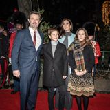 26. November 2022  Für viele ist der Besuch des Ballettklassikers "Der Nussknacker" eine schöne Weihnachtstradition, so auch für die dänischen Royals, die in diesem Jahr die Aufführung in der Konzerthalle im Kopenhagener Tivoli besuchen. Prinz Frederik und Prinzessin Mary haben ihre Zwillinge Vincent und Josephine mitgenommen.
