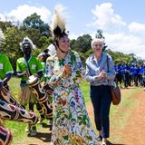 Ihre fünftägige Afrikareise beendet Victoria genauso, wie sie diese begonnen hat: in einem Blumenkleid. Für ihren letzten Termin in Kenia, die Einweihung eines Mädchenwohnheims an der Gundua Secondary School, wählt die Kronprinzessin ein weißes Kleid aus Musselinstoff, das mit bunten Blumenranken in Rot, Blau und Gelb verziert ist. Dazu setzt die Schwedin auf weiße Stan-Smith-Sneaker von Adidas sowie eine zarte Goldkette. 