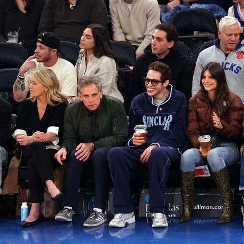 Christine Taylor, Ben Stiller, Pete Davidson, Emily Ratajkowski, Jordin Sparks und Dana Isaiah (v.l.n.r.) verfolgen das Spiel zwischen den Memphis Grizzlies und den New York Knicks im Madison Square Garden am 27. November 2022 in New York City. 