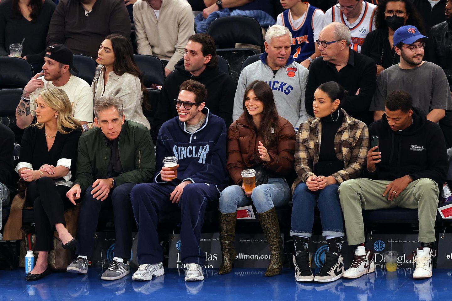 Christine Taylor, Ben Stiller, Pete Davidson, Emily Ratajkowski, Jordin Sparks und Dana Isaiah (v.l.n.r.) verfolgen das Spiel zwischen den Memphis Grizzlies und den New York Knicks im Madison Square Garden am 27. November 2022 in New York City. 