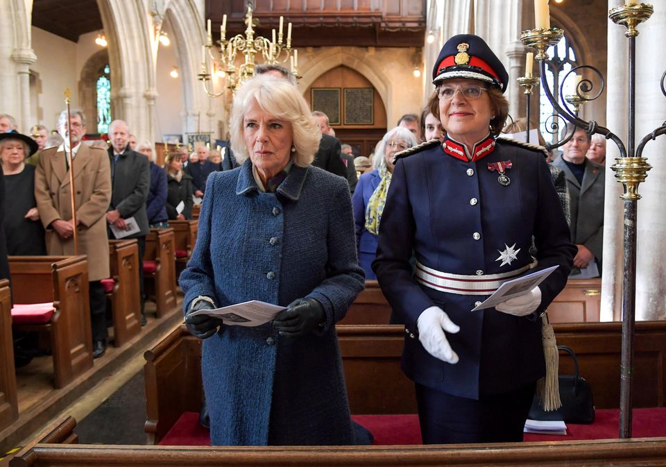 Königin Camilla und Sarah Troughton im Dezember 2021 bei einem Gottesdienst in Melksham, Großbritannien. 