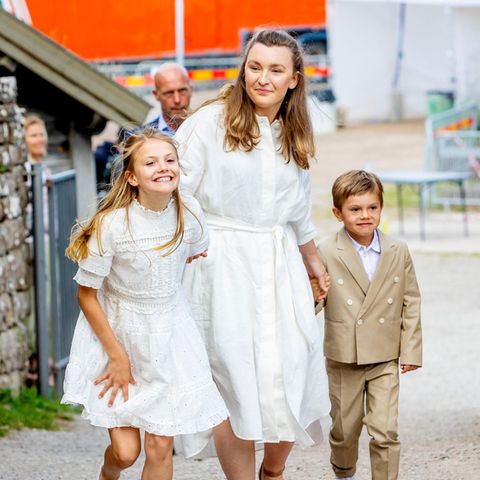 Prinzessin Estelle und Prinz Oscar mit Nanny Elvira beim "Victoria-Konzert" am 14. Juli 2022 in der Burgruine von Schloss Borgholm, Öland, Schweden