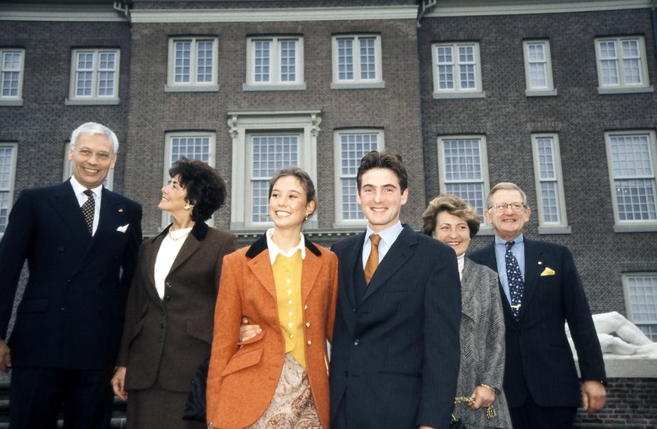 29. November 1997: Maurits van Vollenhoven und Marilène van der Broek Trotz des trüben Wetters in Amsterdam ist die Freude nicht zu übersehen! Mit strahlenden Gesichtern verkünden der älteste Sohn der niederländischen Prinzessin Margriet Prinz Maurits und seine langjährige Freundin Marilène van der Broek ihre Verlobung. Die Hochzeit folgt nur ein halbes Jahr später am 29. Mai 1998. Das Paar bekommt zwei Kinder und gehört bis zur Thronbesteigung von König Willem-Alexander im Jahr 2013 auch zu den Repräsentanten des niederländischen Königshauses.