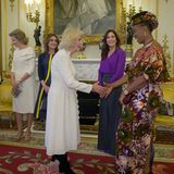 29. November 2022  Es ist soweit! Königin Camilla heißt ihre hochkarätigen Gäste im Buckingham Palast willkommen. Die Begrüßung mit Fatima Maada Bio, First Lady von Sierra Leone, fällt sehr herzlich aus. 