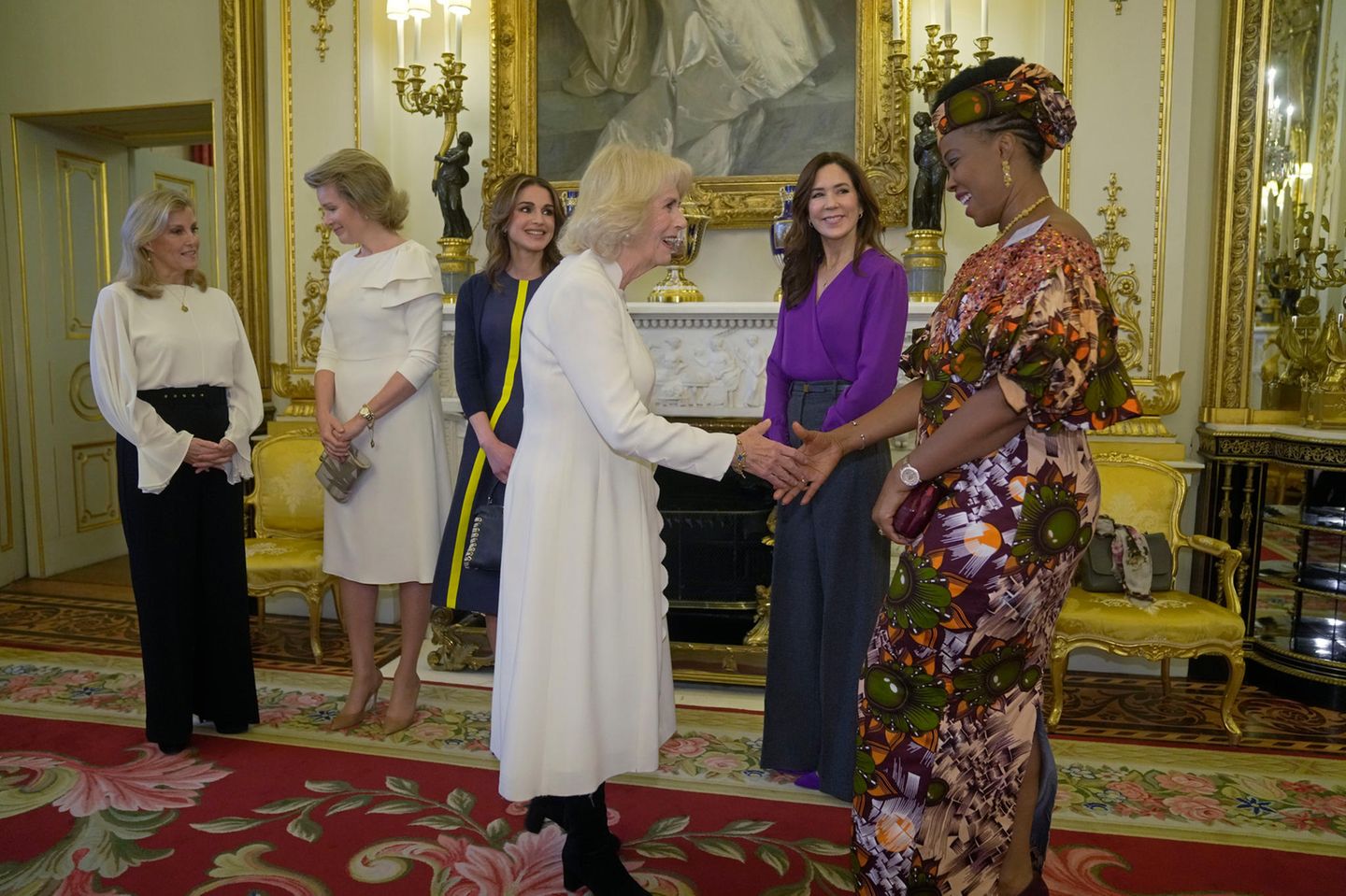 29. November 2022  Es ist soweit! Königin Camilla heißt ihre hochkarätigen Gäste im Buckingham Palast willkommen. Die Begrüßung mit Fatima Maada Bio, First Lady von Sierra Leone, fällt sehr herzlich aus. 