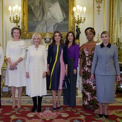 Anschließend ist es Zeit für ein Foto: Camilla posiert gemeinsam mit Gräfin Sophie von Wessex, Königin Mathilde von Belgien, Königin Rania, Prinzessin Mary, Fatima Maada Bio sowie Olena Selenska. 