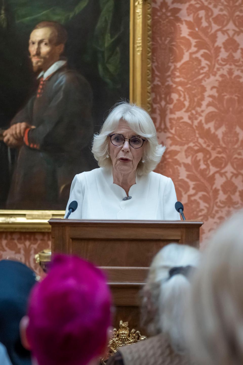 Während der Veranstaltung hält Königin Camilla, die sich bereits seit Jahren für den Kampf gegen Gewalt an Frauen engagiert, eine emotionale Rede. "Wir vereinen uns heute, um dem entgegenzutreten, was zu Recht als globale Pandemie der Gewalt gegen Frauen bezeichnet wird", sagt sie zu ihren 300 Gästen.