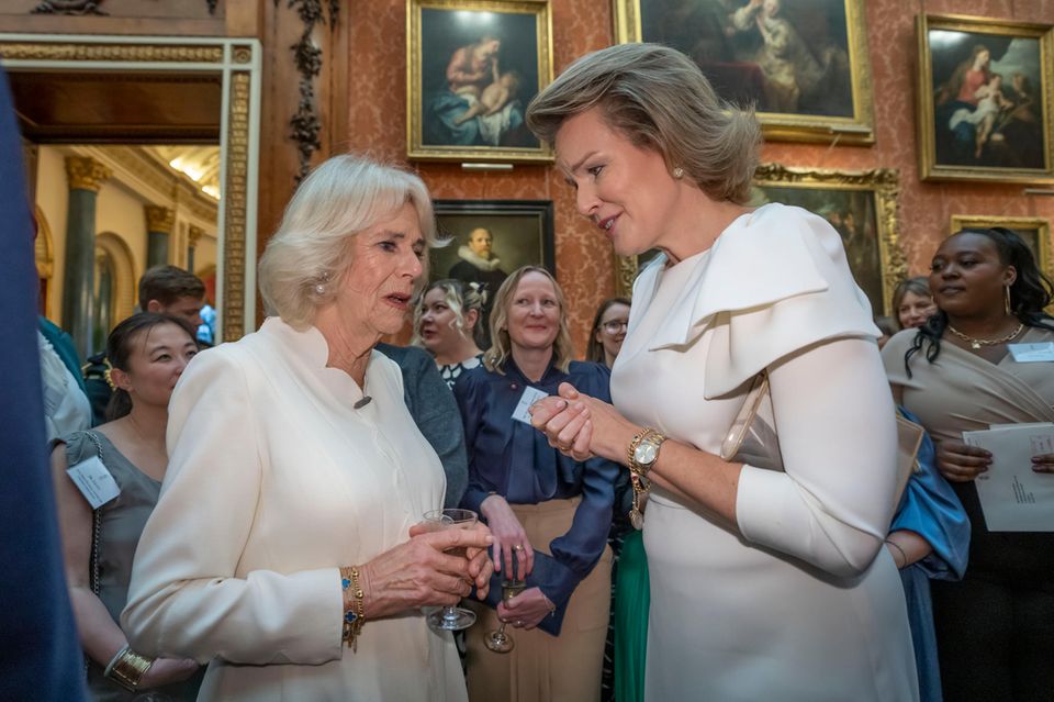 Auch mit Königin Mathilde hat Camilla bei einem Wein einiges zu besprechen. Auch mit Königin Mathilde hat Camilla bei einem Wein einiges zu besprechen.