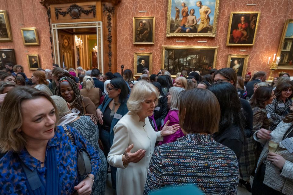 Ganz klar: Königin Camilla fühlt sich im Getümmel pudelwohl. Ganz klar: Königin Camilla fühlt sich im Getümmel pudelwohl.