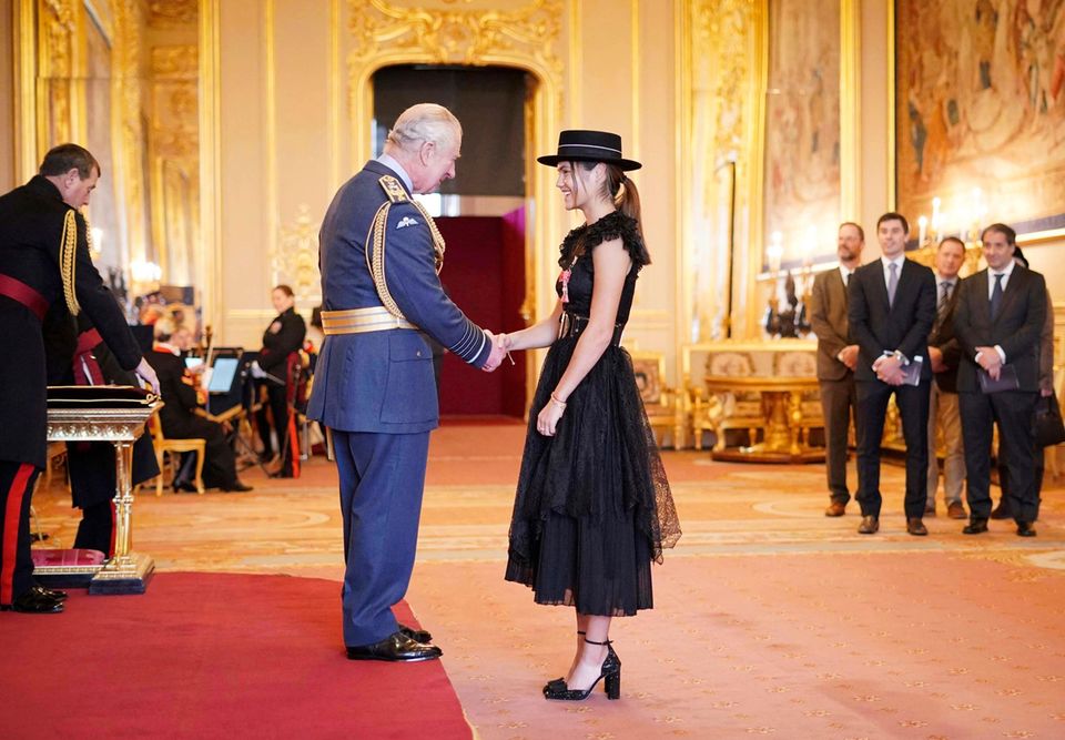 König Charles kann der Tennisspielerin Emma Raducanu während der Investitur auf Schloss Windsor nicht nur zur ihrem MBE-Orden gratulieren, sondern auch zu ihrem stylischen schwarzen Spitzenlook. König Charles kann der Tennisspielerin Emma Raducanu während der Investitur auf Schloss Windsor nicht nur zur ihrem MBE-Orden gratulieren, sondern auch zu ihrem stylischen schwarzen Spitzenlook.
