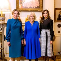Schon am Tag zuvor hatte Camilla zum Nachmittagstee ins Clarence House eingeladen, und auch dort bezaubert die jordanische Königin in einem eleganten Look in Petrolblau von Bagdley Mischka und Pumps von Dior. Glamouröses Detail: der glitzernde Ärmelsaum.