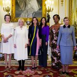 Es kommt nicht allzu häufig vor, dass so viele hochrangige Royals aufeinandertreffen: Sophie von Wessex, Königin Mathilde, Königsgemahlin Camilla, Königin Rania, Prinzessin Mary, Sierra Leones First Lady Fatima Maada Bio und die First Lady der Ukraine Olena Zelenska posieren anlässlich eines Empfangs im Buckingham Palast. Im Rahmen der "16 Days of Activism against Gender-Based Violence"-Kampagne der UN machen sie auf Gewalt gegen Frauen und Mädchen aufmerksam. Alle Damen bezaubern mit ihrem ganz eigenen Style, unsere Favoritin ist aber Rania mit ihrem verspielten Colourblocking-Dress von Roksanda Ilincic mit passendem Cardigan.