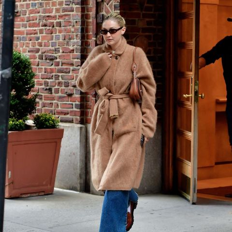 Bei Gigi Hadid wird es diesen Winter besonders gemütlich. In ihrem kuscheligen camelfarbenen Mantel ist sie perfekt für die kalten Tage in New York gewappnet und sieht dabei auch noch modisch aus. Dazu braune Loafer, eine passende Handtasche sowie die lässige Sonnenbrille und der perfekte Streetstyle steht.