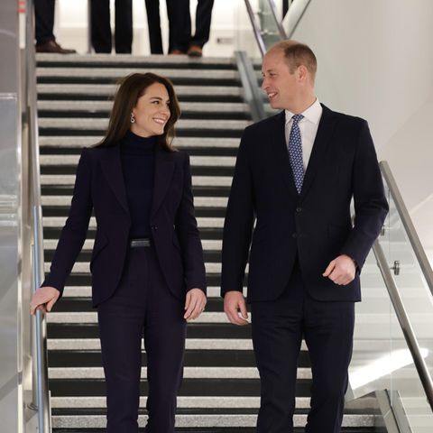 Doch während sie die Treppe hinuntergehen, haben Catherine und William nur Augen füreinander und tauschen verliebte Blicke aus.