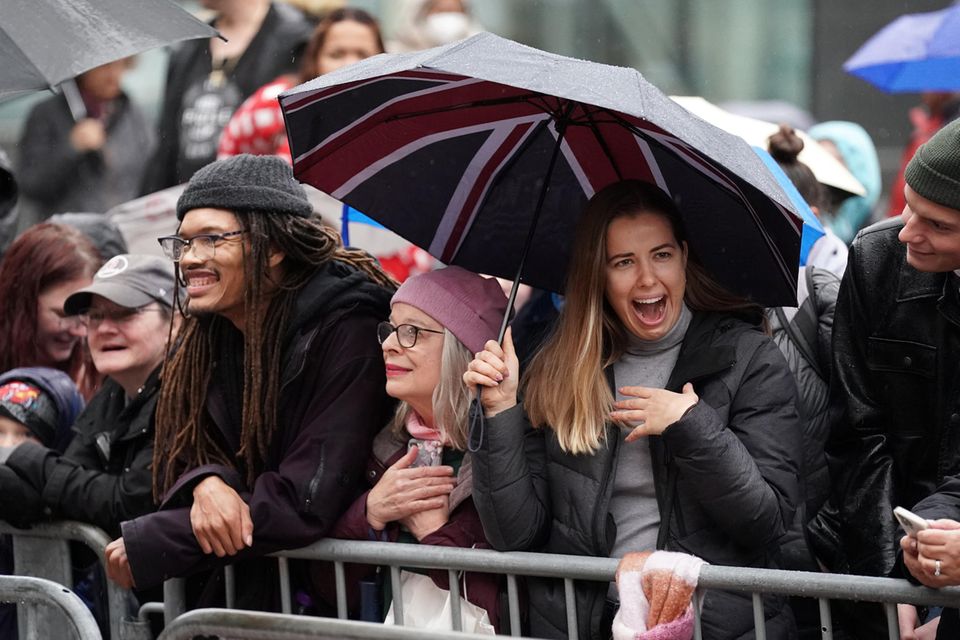 Währenddessen versammelt sich vor dem Rathaus in Boston bereits eine Menschenmenge. Die Royal-Fans können es offensichtlich gar nicht abwarten, einen Blick auf Prinz William und Catherine, Princess of Wales zu werfen. Währenddessen versammelt sich vor dem Rathaus in Boston bereits eine Menschenmenge. Die Royal-Fans können es offensichtlich gar nicht abwarten, einen Blick auf Prinz William und Catherine, Princess of Wales zu werfen.