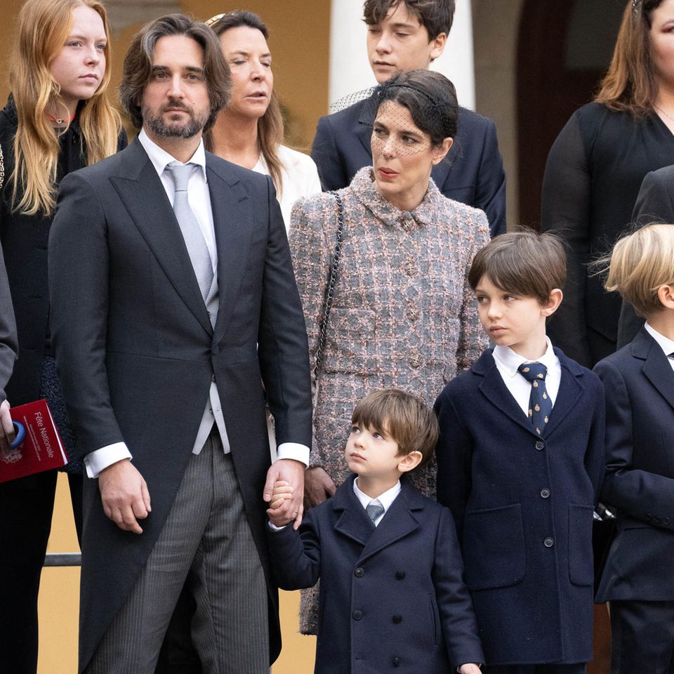 Charlotte Casiraghi mit ihrem Ehemann Dimitri Rassam und ihren Kindern Balthazar und Raphaël.
