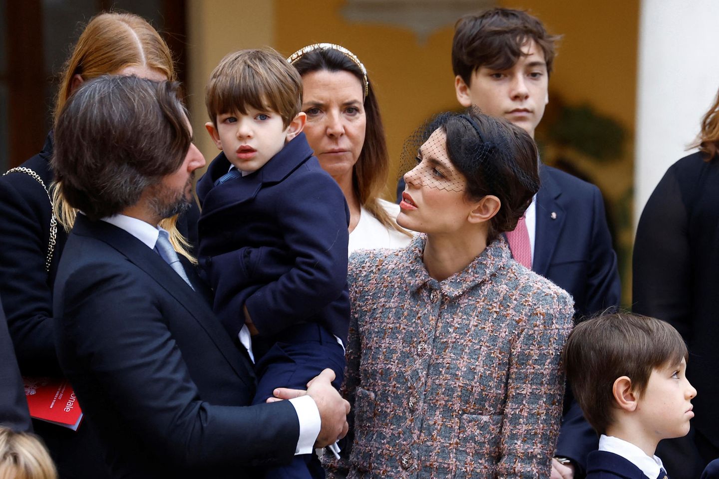 Charlotte Casiraghi mit ihrem Ehemann Dimitri Rassam und ihren Kindern Balthazar und Raphaël (links).