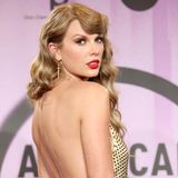 Auch ein schöner Rücken kann entzücken – doch bei den 50. American Music Awards entzückt Taylor Swift mit mehr als ihrem Ausschnitt. Die 33-Jährige gewinnt mit ihrem neuen Album "Midnight" sechs Auszeichnungen und hat damit ihren eigenen Erfolg gebrochen. Bei der Preisverleihung trägt sie ihr Haar lang und gelockt, auf den Lippen einen knallroten Lippenstift.