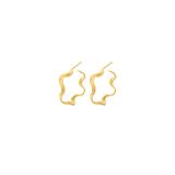 Diese goldenen Creolen von Pernille Corydon sind das perfekte Geschenk für jede:n Fashionista. Mit dem coolen Wellen-Design werten die Ohrringe klassische Looks modern auf und lassen sich vielfältig kombinieren. Pernille Corydon Hellir Hoops, für ca. 70 Euro erhältlich.