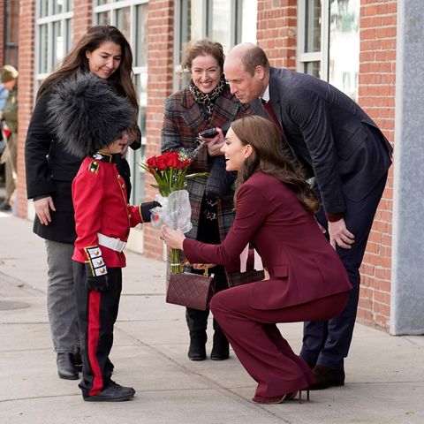 Und er wird nicht enttäuscht: Freudestrahlend beugt sich das Paar hinunter und Catherine nimmt den Blumenstrauß gerührt entgegen.