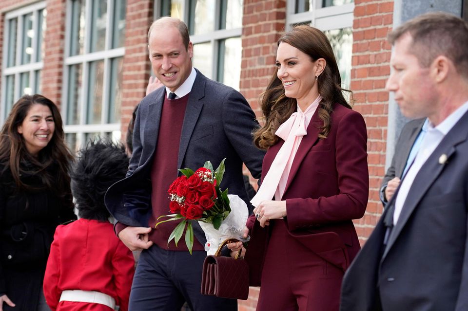 Die niedliche Begegnung hat offensichtlich auch bei Prinz William und seiner Frau einen bleibenden Eindruck hinterlassen. Fröhlich lächelnd machen sie sich auf zum nächsten Termin.