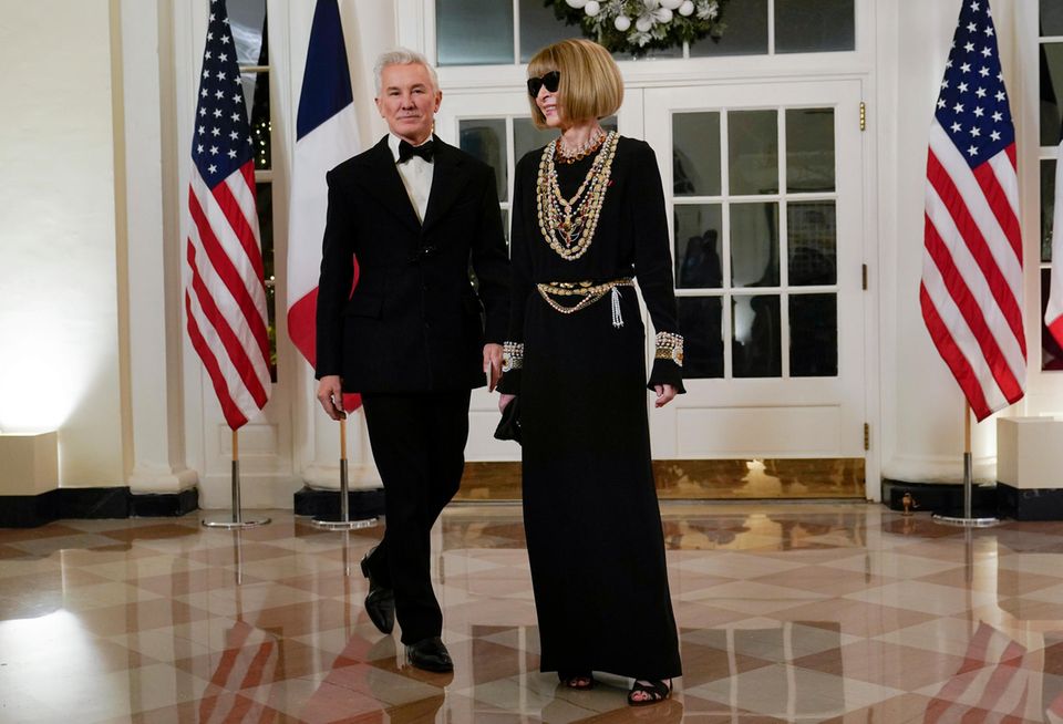 Star-Regisseur Baz Luhrmann und Anna Wintour sind gemeinsam ins Weiße Haus gekommen. Die Vogue-Chefin glitzert besonders mit auffälligem Schmuck. Star-Regisseur Baz Luhrmann und Anna Wintour sind gemeinsam ins Weiße Haus gekommen. Die Vogue-Chefin glitzert besonders mit auffälligem Schmuck.