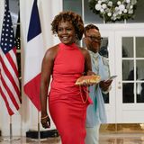Die Pressesprecherin des Weißen Hauses Karine Jean-Piere leuchtet in einem eleganten Neckholder-Kleid in Rot.