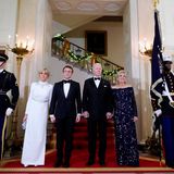 Der französische Präsident Emmanuel Macron und First Lady Brigitte Macron sind zu Besuch bei US-Präsident Joe Biden in Washington. Für das Staatsdinner haben sich beide Paare natürlich in Schale geworfen. Im Grand Foyer des Weißen Hauses lächeln sie gemeinsam in die Kameras.