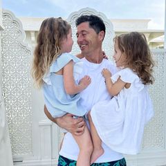 Familienbande: Robert Lewandowski mit seinen Töchtern