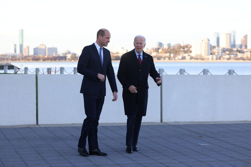 Nach der Besichtigung des Museums wartet ein weiteres Highlight auf den Thronfolger: Prinz William tritt US-Präsident Joe Biden. Nach einem festen Händedruck tauschen der Royal und der Politiker Nettigkeiten aus – die zwei scheinen sich blendend zu verstehen.