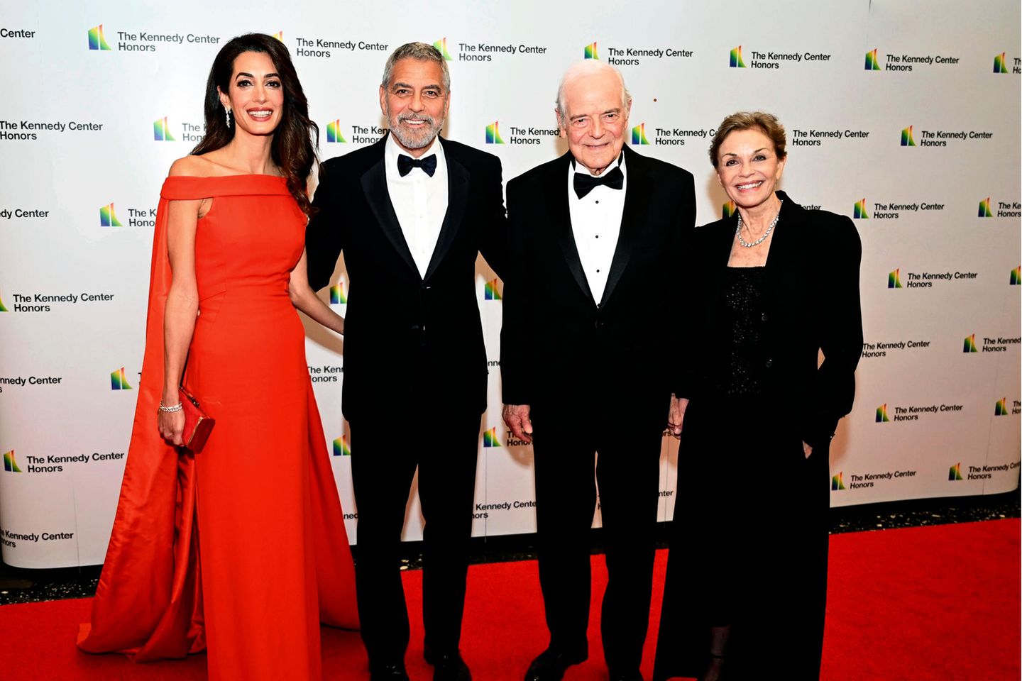 George Clooney posiert mit seiner Frau Amal Clooney und seinen Eltern Nick Clooney und Nina Bruce Warren nach der Ankunft im State Department für das Kennedy Center Honors Gala Dinner am Samstag, 3. Dezember 2022, in Washington. 