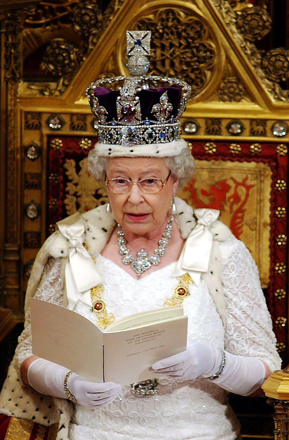 Queen Elizabeth II. mit der Imperial State Crown bei der Parlamentseröffnung. 