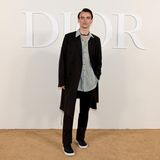 "The Invitation"-Star Thomas Doherty setzt beim Fotocall vor der Show auf eine lässige Kombination aus Hemd, Mantel und Sneakern.