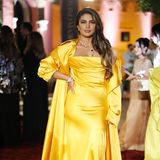 Priyanka Chopra stahlt mit ihrer Kollegin um die Wette und erinnert in dem gelben Kleid an eine moderne Version von Belle aus "Die Schöne und das Biest". Ihre Interpretation aus fließendem Seidenkleid, Umhang und Brillantenschmuck ist der Schauspielerin durchaus gelungen!
