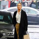 Selbst auf dem Weg zur Beautybehandlung in Beverly Hills ist Jennifer Lopez topgestylt. Mit cognacfarbener Marlenehose, kurzem Hemd und darüber einen schwarzen Mantel bringt sie lässige Eleganz in ihren Alltag. 