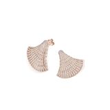 Mit diesen Fächer-Ohrringen ist ein glamouröser Auftritt garantiert! Die Diamond Shell Earrings von Gelber Diamonds sind mit 486 Diamanten besetzt und funkeln in der Weihnachtszeit in einem hübschen Roségold. Die Diamond Shell Ohrringe von Gelber Diamonds sind für 16.500 Euro erhältlich.
