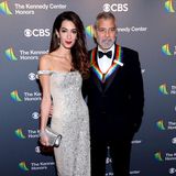 Zwar steht Ehemann George bei der "45th Kennedy Center Honors"-Zeremonie in Washington mit den anderen Preisträgern im Mittelpunkt, Amal Clooney verleiht ihm aber noch mal eine Extraportion Glamour, denn sie selbst glitzert von Kopf bis Fuß: Der schulterfreie Abendlook stammt von Valentino, dazu kombiniert sie passenden Diamant-Schmuck, Silber-Clutch und glänzende High Heels. 
