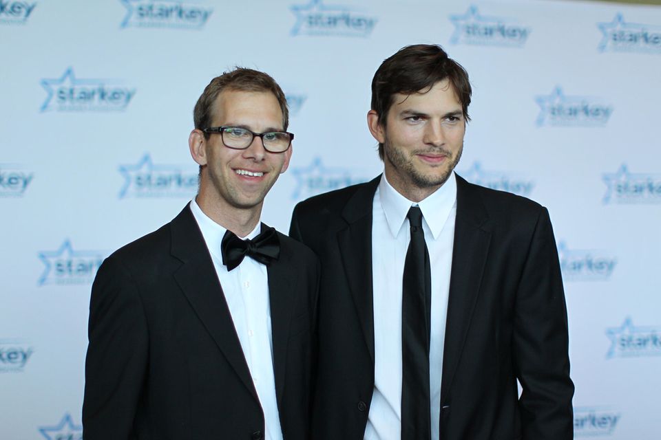 Eine der seltenen gemeinsamen Aufnahmen: Ashton Kutcher besucht 2013 mit seinem Zwillingsbruder Michael ein Event.