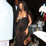 Für ein romantisches Date mit A$AP Rocky in Miami hüllt sich Rihanna in ein semitransparentes schwarzes Kleid. Zu dem Maxikleid von Christopher Esber kombiniert die Sängerin schwarze Riemchensandalen und eine gemusterte Vintage Tasche von Fendi. Rihanna zeigt mal wieder, wie gut man als frisch gebackene Mama aussehen kann. 