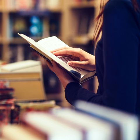 Geschenke für Buchliebhaber: Frau in Buchhandlung