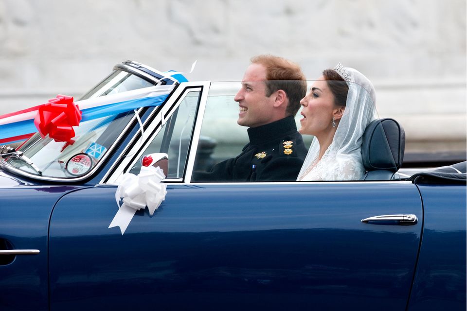 Kate und William nach dem Empfang am Buckingham Palace in Prinz Charles Aston Martin, 29. April 2011