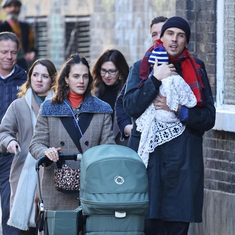 6. Dezember 2022  Gesichtet! Auf den Straßen Londons wurden "Downtown Abbey"-Star Jessica Brown und ihr Ehemann Ziggy Heath mit den gemeinsamen Zwillingen bei einem Spaziergang gesichtet. Die Neugeborenen sind am 5. November 2022 auf die Welt gekommen, wie die 33-Jährige kürzlich auf ihrem Instagram-Account verkündet hat. Dick eingepackt mit Mütze und Decke sind die beiden Jungs bestens für die kalten Temperaturen gewappnet.