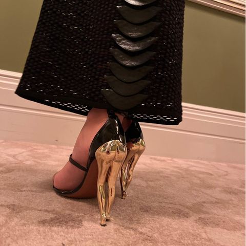 Von vorne sehen Irina Shayks Schuhe aus wie simple schwarze High-Heels. Auf Instagram teilt das 36-jährige Model jedoch ein Foto von deren Rückseite und offenbart einen äußerst auffälligen Absatz – in Form eines weiblichen Unterkörpers! Die goldene Hacke stellt  Beine und Po einer Frau dar, lediglich die Zehenspitzen berühren den Boden und bilden so einen winzigen Auftrittspunkt. Mit diesen abstrakten, fast schon futuristischen Heels hat Irina mit Sicherheit für viele zweite Blicke gesorgt. Bleibt nur die Frage, wie gut es sich darin laufen ließ...