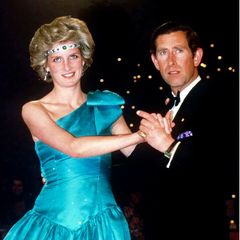 Es ist einer der berühmtesten Looks von Lady Diana: Während ihrer Australien-Tour 1985 zeigt sich die damalige Princess of Wales mit einem Art-Deco-Schmuckstück aus Smaragden und Diamanten – jedoch nicht in seiner üblichen Trageweise als Choker um den Hals, sondern als Stirnband. Einer Anekdote zufolge habe Diana die Kette zunächst nicht über ihren Kopf bekommen und dann Gefallen an dem unkonventionellen Look im Haar gefunden. Das Schmuckstück ist 19981 ein Geschenk ihres Ehemannes zur Hochzeit und stammt ursprünglich aus dem Besitz von Queen Mary. Bis zu ihrem Tod zählt der Smaragdchoker zu Dianas Lieblingen. 