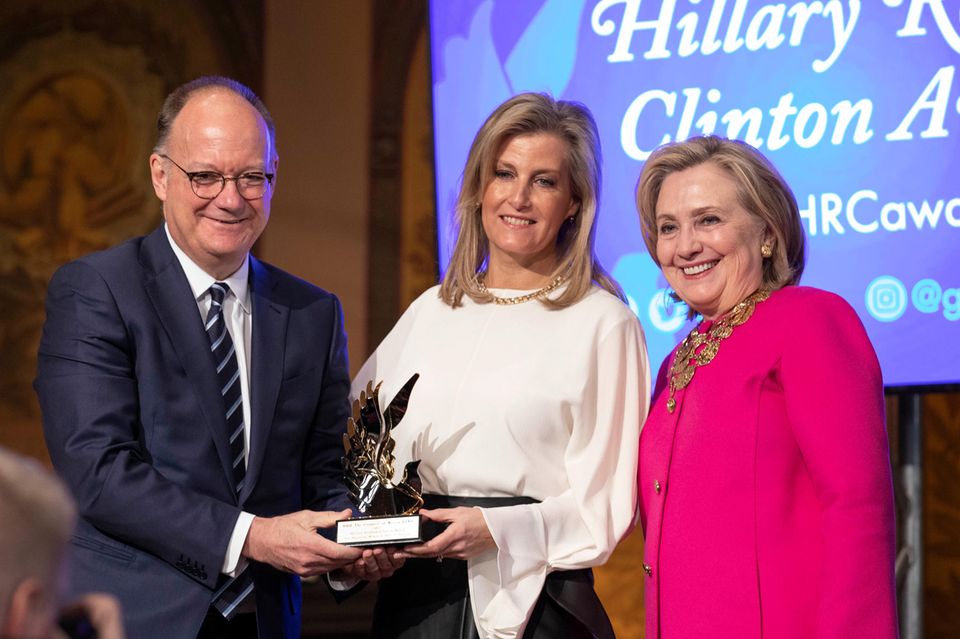 Gräfin Sophie mit Hillary Clinton und John J. DeGioia (li.), Präsident der Georgetown University, bei der Verleihung der "Hillary Rodham Clinton Awards 2022" am 5. Dezember 2022 in Washington.