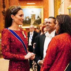 Catherine im Gespräch mit Gästen während des Empfangs des Diplomatischen Korps im Buckingham Palast. 