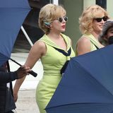 Scarlett Johansson dreht gerade ihren neuen Film "Project Artemis" und sieht in ihrem Kostüm einer anderen Schauspielerin zum Verwechseln ähnlich. Die kurzen Haare, das eng anliegende Kleid und die roten Lippen, das hätte auch Lady Gaga sein können. 