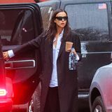 Mit Sonnenbrille im regnerischen New York - das kann nur Irina Shayk. Zusammen mit einer weiten Hose kombiniert sie ein großes blaues Hemd mit dunklem Mantel. Ihre natürlichen offenen Haare geben dem entspannten Oversized-Look den letzten Schliff.