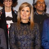 Könign Máxima besucht die Prins Claus Impact Awards in Amsterdam. Hier zeigt sie sich – wie so oft – in einem Kleid von Maison Natan. Das dunkelblaue Taftkleid mit Lurex- und Federdetails gehört zu den Lieblingskleidern der Königin, das sie bereits in der Vergangenheit trug. Doch nicht nur dieses Kleid ist im Kleiderschrank von Máxima ein allbekanntes Stück ...