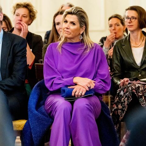 Auch das Outfit beim Treffen der Stiftung Mind" Us" in Den Haag trug Máxima schon einmal. Der leuchtende Zweiteiler von Maison Natan lässt die Königin strahlen. Kein Wunder also, dass sie erneut zu diesem Hingucker greift.